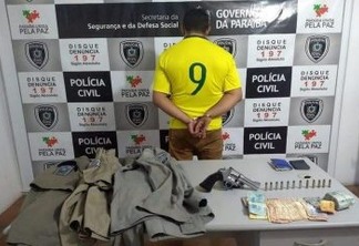 Homem é preso com armas restritas e uniformes da Polícia na Paraíba