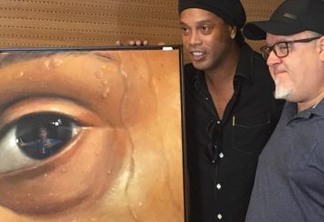 Ronaldinho ganha homenagem do Maracanã e inaugura exposição sobre a carreira