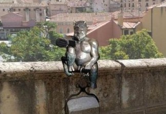 Estátua do diabo choca moradores por ser 'alegre demais': VEJA VÍDEO