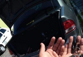 Motorista de aplicativo salta de porta malas de carro durante sequestro em Bayeux