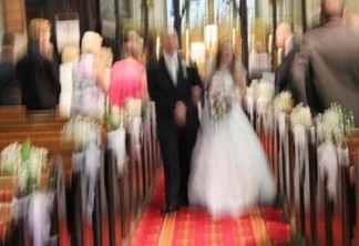 Fotógrafos são ameaçados de morte após desastrosas fotos de casamentos