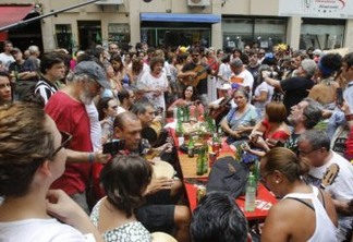 FESTA DE DESPEDIDA: velório de dono de bar tem cerveja e roda de samba