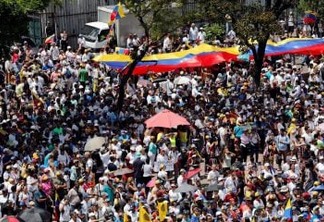 Partidários do autodeclarado presidente interino da Venezuela, Juan Guaidó, participam de uma manifestação contra o governo do presidente venezuelano Nicolás Maduro em Caracas, Venezuela.