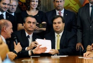 Bolsonaro e Maia travam a distância duelo de declarações sobre votação da Previdência