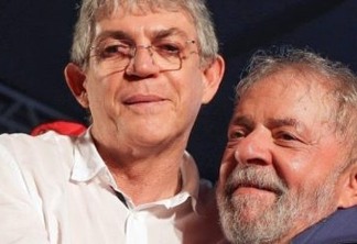Ricardo Coutinho visita Lula na sede da PF em Curitiba