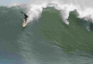 Surfista sofre infarto em cima de onda gigante na Califórnia
