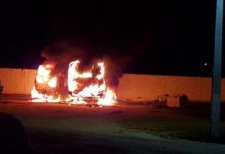 Ônibus escolar e ambulância de cidade do Cariri Paraibano pegam fogo