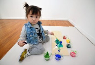 Artista de 2 anos vende quadros a R$ 86 mil