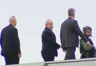 Após duas horas Lula deixa velório do neto e retorna para carceragem da PF - VEJA VÍDEO