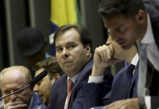 Bolsonaro está 'brincando de presidir o país', diz Maia - OUÇA