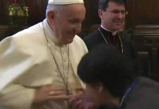 Vaticano diz que Papa recuou mão de beijos de fiéis por 'questão de higiene'