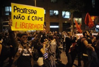 Ativistas políticos participam de uma passeata contra a repressão e a criminalização das manifestações (Tomaz Silva/Agência Brasil) 30/07/2014