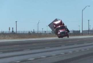 Ventos fortes tombam caminhão no Texas - VEJA VÍDEO