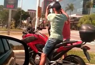 Motorista flagra roubo de motos no meio do trânsito - VEJA VÍDEO