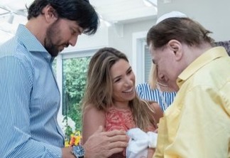 Filho recém-nascido de Patrícia Abravanel é circuncidado ao lado do avô Silvio Santos