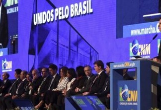 MARCHA DOS PREFEITOS: Músico paraibano se apresenta para Bolsonaro em abertura de evento