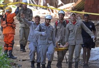 Corpos de mais dois meninos são retirados de escombros de prédio que desabou no Rio