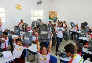 Alunos e alunas da Rede Municipal de Ensino de Conde recebem novos kits escolares