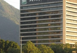 Bolsonaro determina que Petrobras desista de aumento do preço do diesel