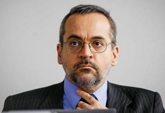 'SEM CARÁTER': Ministro da Educação usa redes sociais para atacar presidente da França