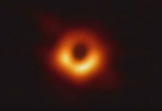 A primeira imagem de um buraco negro