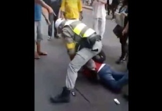 ABUSO DE PODER: homem com adesivo ‘Lula Livre’ tem o braço deslocado por policial - VEJA VÍDEO