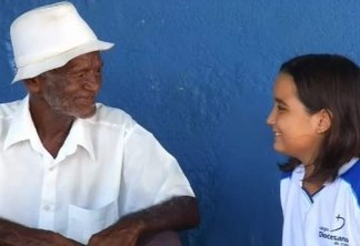 Criança ensina a ler e a escrever vendedor de picolé que trabalha há 40 anos em escola e história viraliza no Ceará