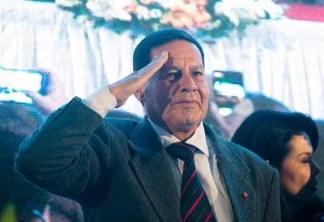 General Mourão comemora golpe militar de 1964 em postagem no Twitter