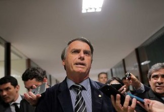 'Exército transpira e respira democracia e liberdade', diz Bolsonaro