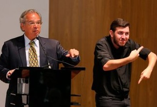 Paulo Guedes critica 'velha política' e toma invertida: 'filho de Bolsonaro sabe direitinho como é que faz'
