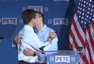 Prefeito beija marido em seu lançamento de campanha para a presidência dos EUA - VEJA VÍDEO