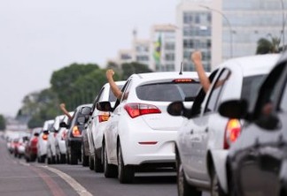 Brasília - Motoristas de aplicativos de todo o Brasil fazem buzinaço em frente ao Congresso em protesto contra o projeto de lei que regulamenta aplicativos de transporte privado, como Uber e Cabify (Marcelo Camargo/Agência Brasil)