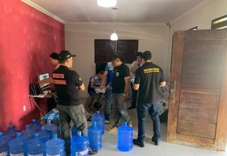'ÁGUA SANTA': homem é preso suspeito de se passar por médico e vender água falsificada