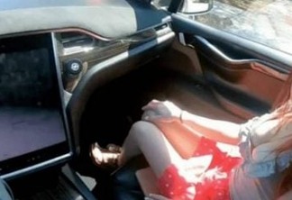 Casal grava cena de sexo dentro de carro elétrico 'dirigido' pelo piloto automático