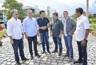 Luciano Cartaxo acompanha obras do Mais Pavimentação no Bessa e gestão investe mais de R$ 1 milhão no bairro