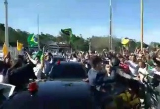 Bolsonaro foi recebido por multidão e gritos de 'mito' em Petrolina; VEJA VÍDEO