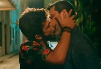 Em pleno horário nobre, Globo exibe beijão entre os atores Bruno Garcia e Kelner Macedo no seriado: VEJA VÍDEO