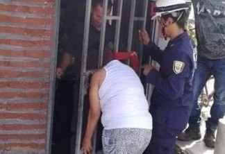 Mulher tenta bisbilhotar vizinha e acaba com cabeça presa em portão
