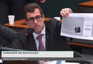 TEMPO FECHOU: Gervásio Maia rasga print com dados pessoais de Tabata Amaral na frente de ministro da Educação - VEJA VÍDEO