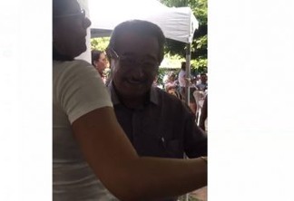 VÍDEO: no aniversário de Areia/PB, senador Zé Maranhão mostra disposição no alto dos seus mais de 80 anos e cai no forró