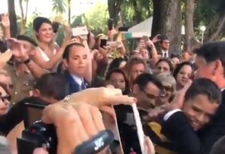 Bolsonaro é recebido aos gritos de 'mito' em colégio militar do Rio de Janeiro; VEJA VÍDEO