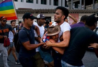 ILHA SOCIALISTA: polícia interrompe abruptamente marcha LGBT e prende ativistas gays, em Cuba