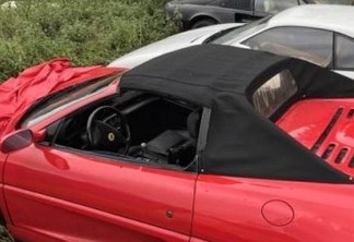 Coleção com 11 Ferraris é abandonada em um terreno baldio