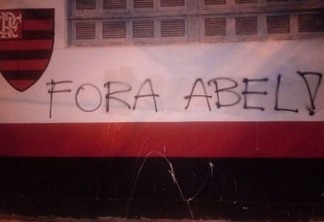 Muros de sede do Flamengo são pichados com críticas a Abel