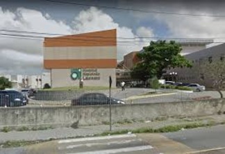 CHUVAS: Árvore cai no estacionamento do Hospital Napoleão Laureano, em João Pessoa