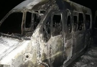 INCÊNDIO: Van de time de futebol pega fogo no Cariri paraibano