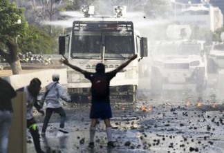 Juan Guaidó conclama população venezuelana a marchar para frente dos quartéis