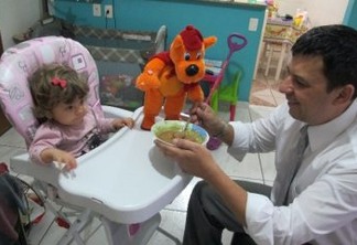 Brasileiros acreditam que homens que ficam em casa para cuidar dos filhos são 'menos homem' e psicóloga defende diálogo para mudar quadro