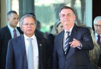 O presidente Jair Bolsonaro fala à imprensa após reunião com o ministro da Economia, Paulo Guedes, no ministério.