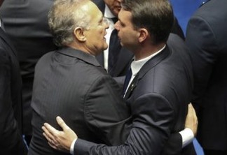 Os senadores Renan Calheiros e Flávio Bolsonaro durante sessão de posse dos novos senadores.